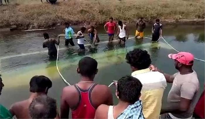 कर्नाटक: बस के नहर में गिरने से लगभग दस लोगों की मौत