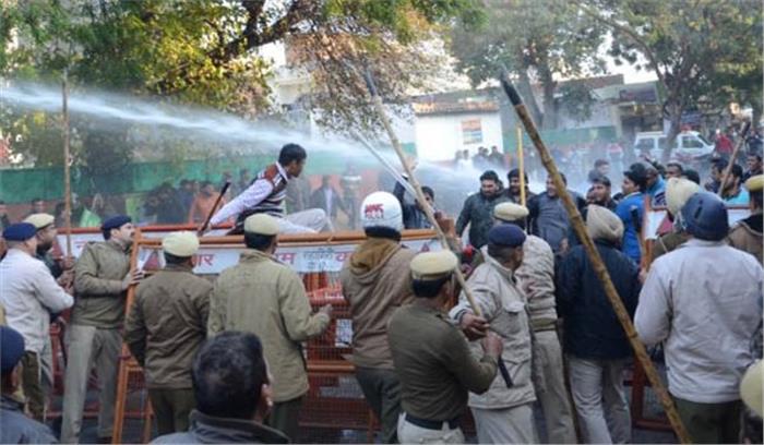 मणिपुर : प्रदर्शनकारियों पर पुलिस ने भांजी लाठियां, 17 घायल