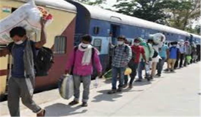 विशेष ट्रेनों में चढ़ने के लिए बेंगलुरु के पैलेस ग्राउंड में उमड़े प्रवासी