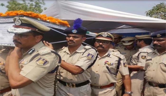 मणिपुर में शहीद सीआरपीएफ जवान का शव कर्नाटक लाया गया मणिपुर में शहीद सीआरपीएफ जवान का शव कर्नाटक लाया गया