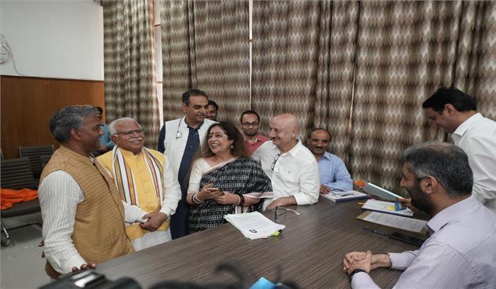 चंडीगढ़ः अनुपम खेर के साथ बीजेपी उम्मीदवार किरण खेर ने नामांकन दाखिल किया