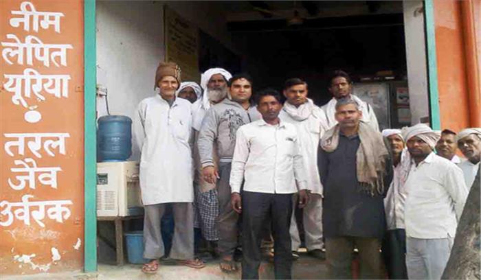 खाद के लिए मारे-मारे फिर रहे हैं किसान