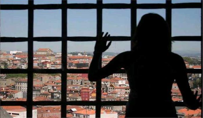 अपनी मर्जी से शादी करने पर घर वालों द्वारा बंधक बनाई लड़की को छुड़ाया