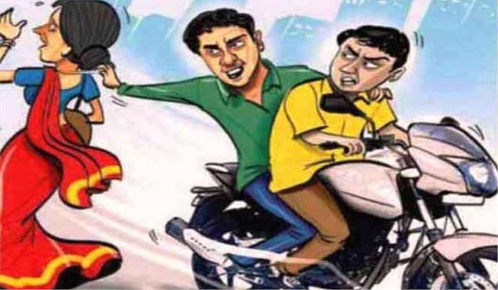 विवाह समारोह में महिला का हार लूटने का प्रयास