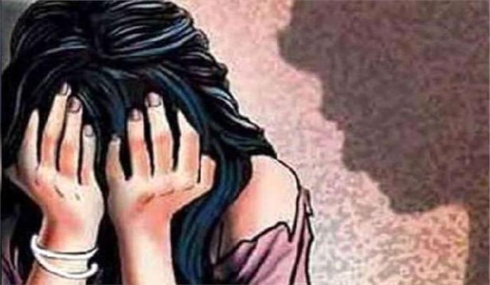 पति ने पत्नी को दो लोगों के साथ कमरे में किया बंद