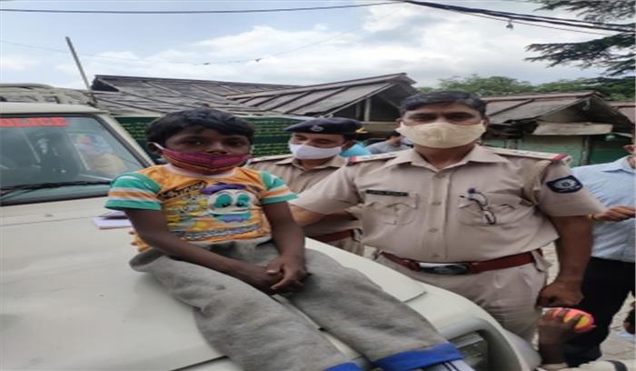 बगैर मास्क वाले पर्यटकों को डांटने वाले स्लम बॉय को पुलिस ने बनाया जागरुकता प्रहरी