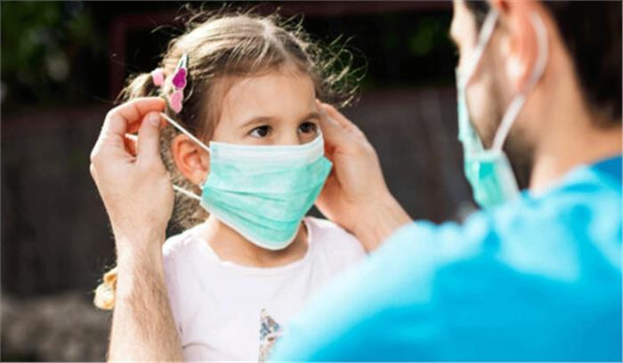 मास्क बांटकर लोगों को कर रहे जागरूक