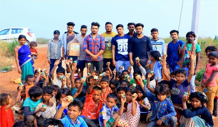 निर्धन बच्चों को बांटी गई सामग्री