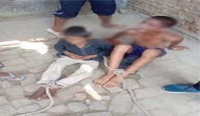 उप्र: दोबारा प्रसाद की लाईन में लगने पर दो बच्चों की रस्सी से बांधकर पिटाई उप्र: दोबारा प्रसाद की लाईन में लगने पर दो बच्चों की रस्सी से बांधकर पिटाई