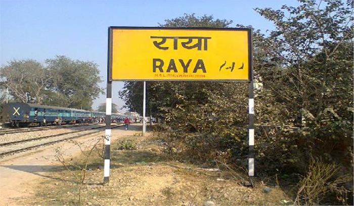 ट्रक रेल पटरियों में फंसा, रेल यातायात बाधित