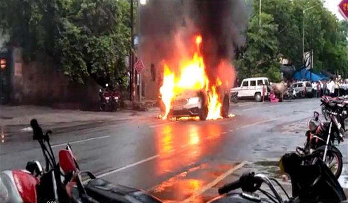 मथुरा में युवक ने अपनी कार को किया आग के हवाले मथुरा में युवक ने अपनी कार को किया आग के हवाले