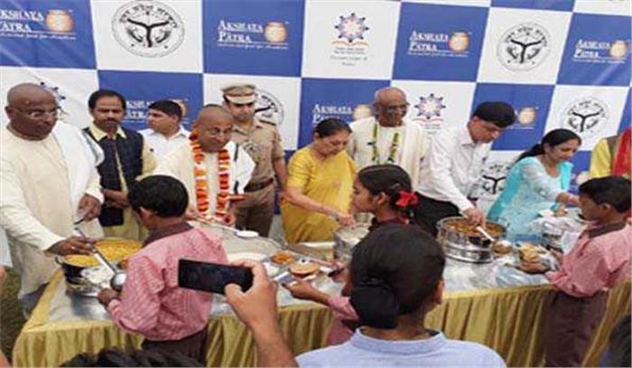 आनन्दीबेन ने किए वृन्दावन में राधा दामोदर मंदिर में चैतन्य महाप्रभु की पादुका के दर्शन