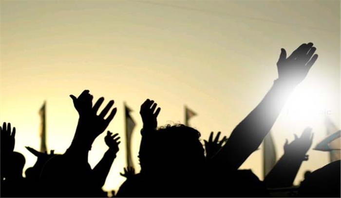 मथुरा : सूखाग्रस्त घोषित की मांग को लेकर किसानों ने दिया धरना