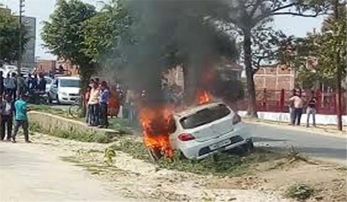 युगल द्वारा कार में आग लगाने और हवा फायरिंग से फैली दहशत