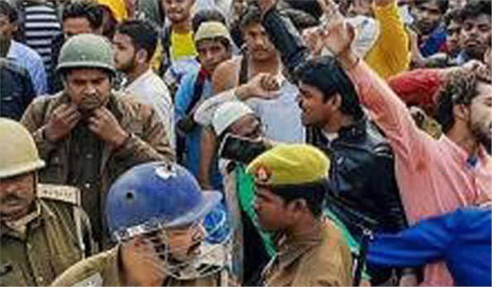मऊ शहर में नागरिक संशोधन बिल के विरोध आगजनी व पथराव के बाद शांति,19 हिरासत में