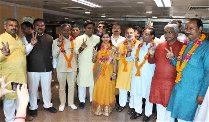 महापौर एवं उप महापौर पद हेतु नामांकन दाखिल