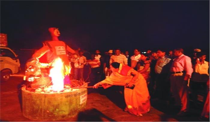 महापौर ने मशाल से जलाकर किया अस्वच्छता दानव का दहन