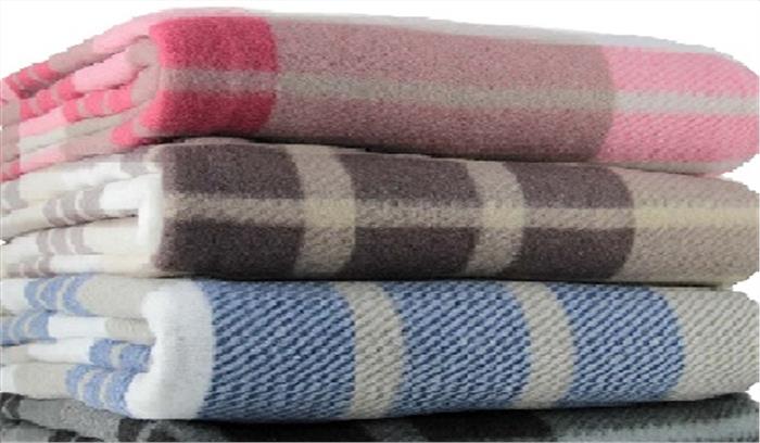 महापौर गरमी में कर्मचारियों को बांट रहे कंबल!