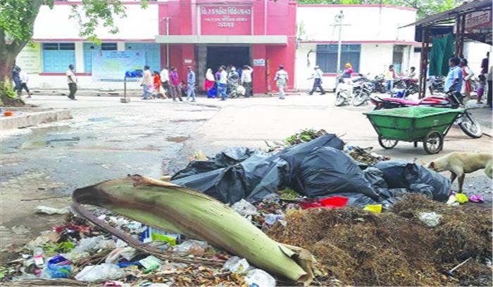 मेडिकल कॉलेज अस्पताल के सामने गंदगी का ढेर
