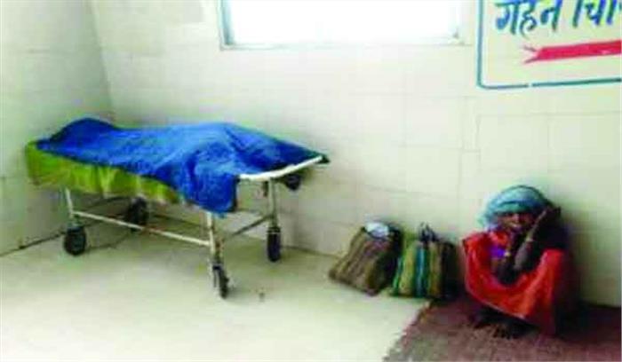 11 घंटे स्ट्रेचर पर पति का शव, बिलखती रही महिला