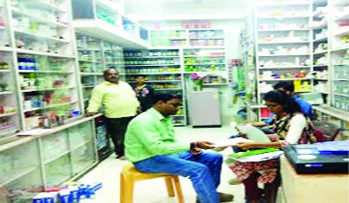मेडिकल स्टोर्स में छापे के दौरान मिली प्रतिबंधात्मक दवाएं