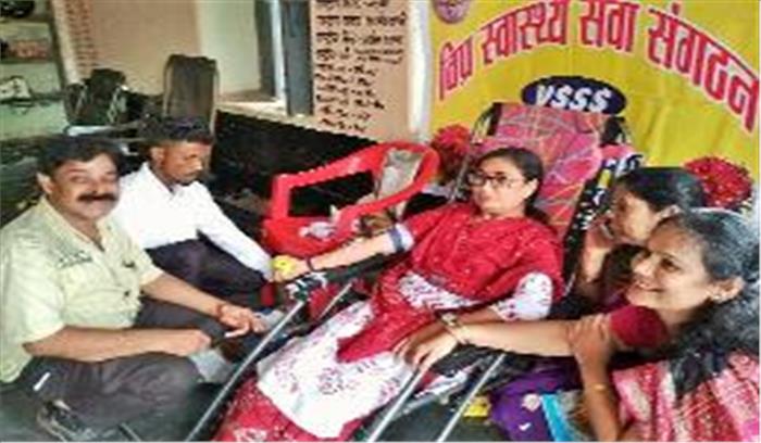 चिकित्सा शिविर में लोगों ने कराई जांच