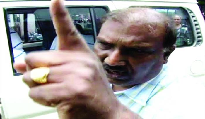 डीन ने पत्रकारों को दी खुलेआम धमकी