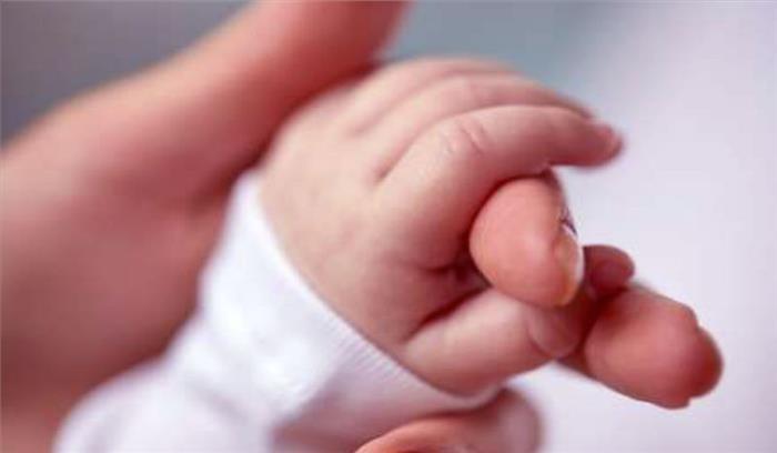 झारखंड :चलती ट्रेन में जन्मे बच्चे की मौत झारखंड :चलती ट्रेन में जन्मे बच्चे की मौत