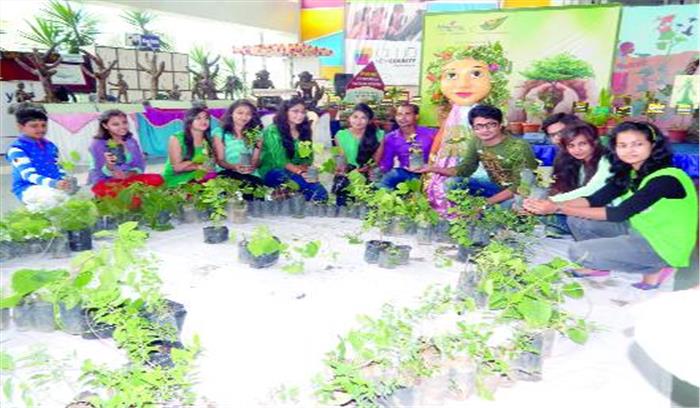 औषधीय पौधों का किया गया वितरण