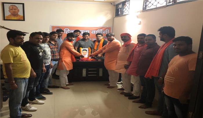 माल्यार्पण कर वीर सावरकर को किया याद