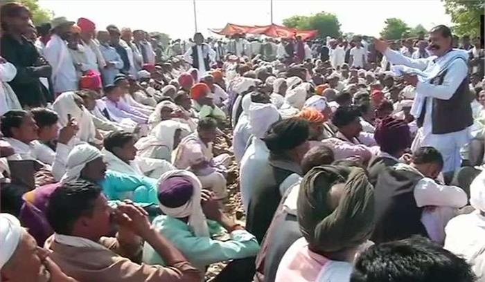 मेरठ में आरक्षण पर फिर संग्राम, रेलवे ट्रैक पर बैठे गुर्जर