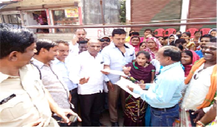 शराब दुकान बंद करने तहसीलदार को ज्ञापन