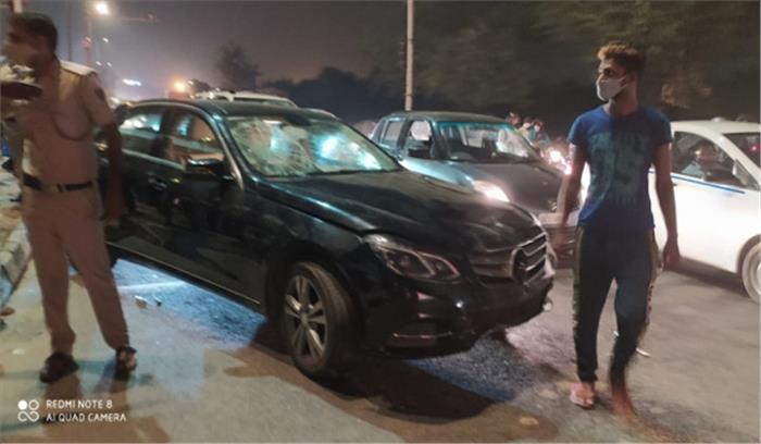 मर्सिडीज में प्रेमिका को घुमाने निकले मैकेनिक ने ऑटो को रौंदा, 3 घायल