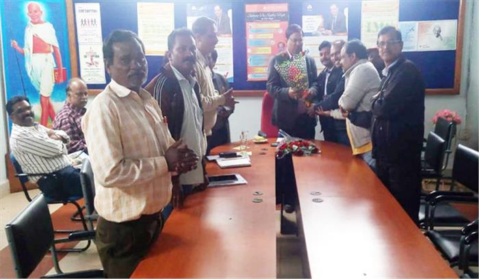 इंटक के पदाधिकारियों ने श्रमिकों की समस्याओं से कराया अवगत इंटक के पदाधिकारियों ने श्रमिकों की समस्याओं से कराया अवगत