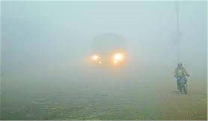 दिल्ली में कोहरे के कारण दृश्यता घटी, सोमवार को बारिश के आसार दिल्ली में कोहरे के कारण दृश्यता घटी, सोमवार को बारिश के आसार