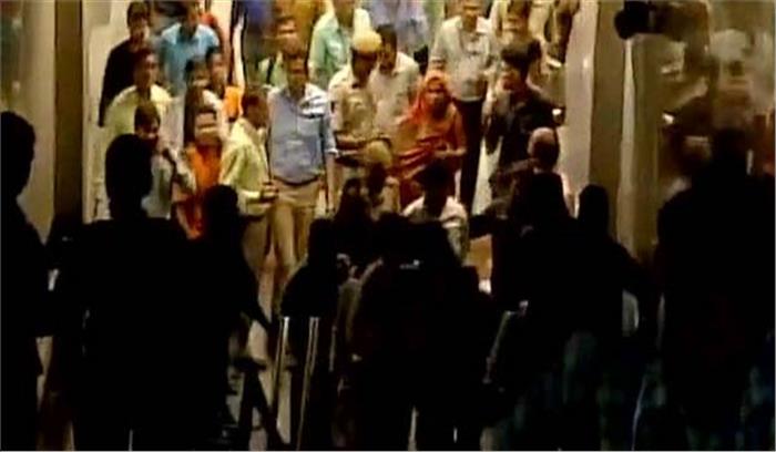 मेट्रो की लिफ्ट में 1 घंटे फंसे रहे 3 यात्री