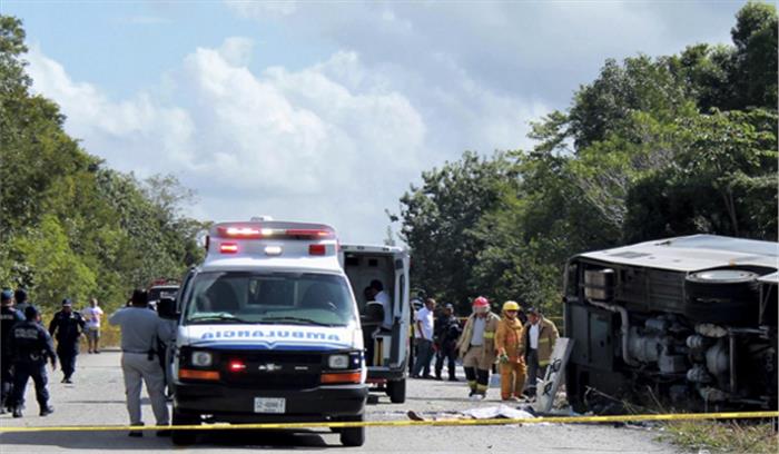 मेक्सिको: विदेशी पर्यटकों को ले जा रही बस पलटी, 12 की मौत