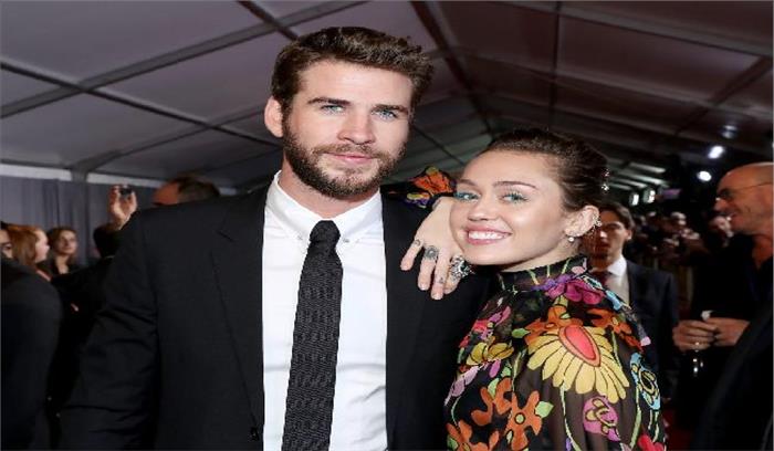 स्टार जोड़ी माइली सायरस और लियाम हैम्सवर्थ रेड कॉर्पेट पर साथ नजर आए