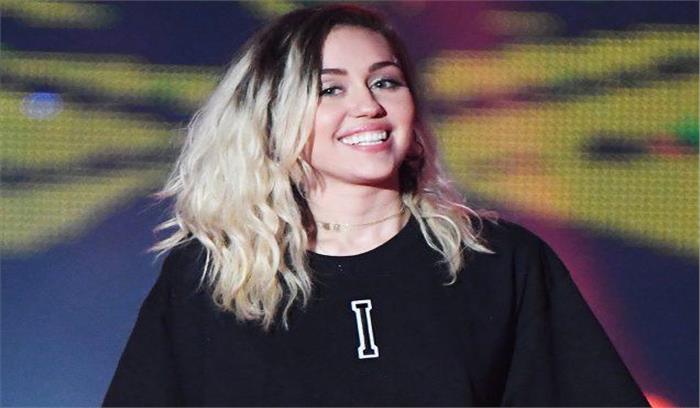 हार्वे पीड़ितों के लिए माइली सायरस ने दिए  500000 डॉलर