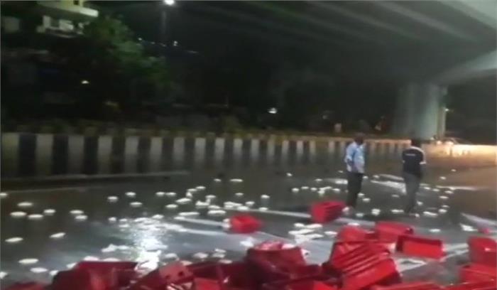 दूध की कीमत बढ़ाई जाने की मांग को लेकर किसानों ने पुणे में रोकी दूध आपूर्ति