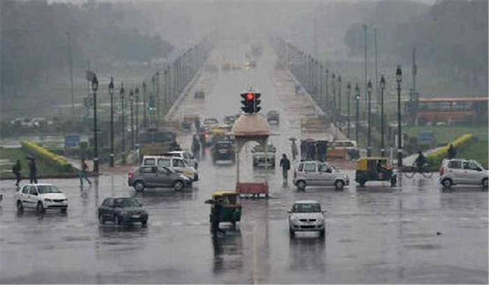दिल्ली में बारिश होने से मौसम हुआ सुहाना
