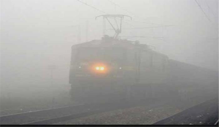 दिल्ली: धुंधभरी सुबह, 17 ट्रेनें रद्द