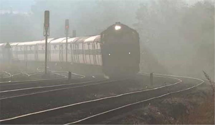 दिल्ली: कोहरे के कारण 15 ट्रेनें रद्द