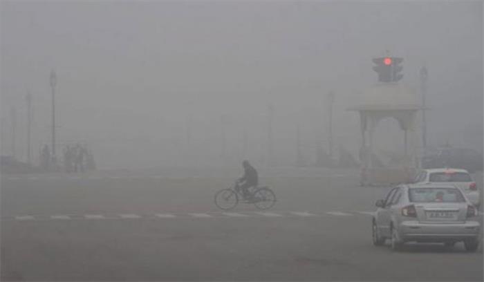 दिल्ली में कड़ाके की ठंड,तापमान चार डिग्री सेल्सियस दिल्ली में कड़ाके की ठंड,तापमान चार डिग्री सेल्सियस