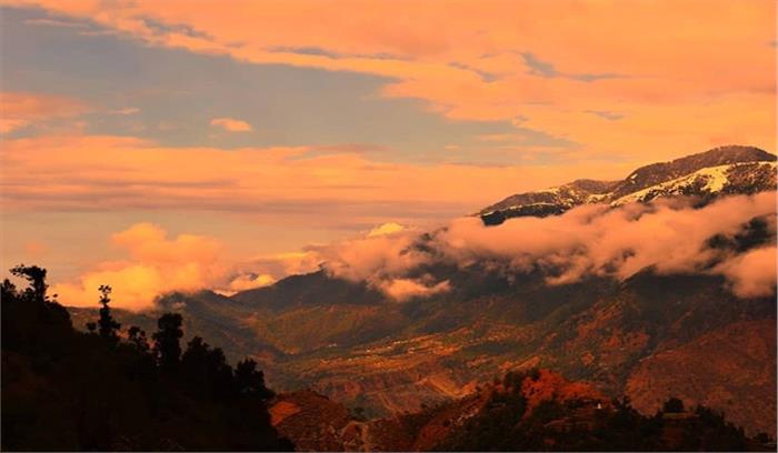 हिमाचल में भारी बर्फबारी के बाद धूप खिली