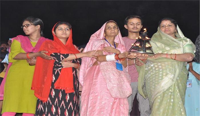 धर्मस्व मंत्री के परिवार के सदस्य महानदी महाआरती में हुए शामिल