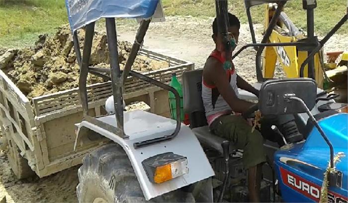 टै्रक्टर चलाते मिले तीन नाबालिग