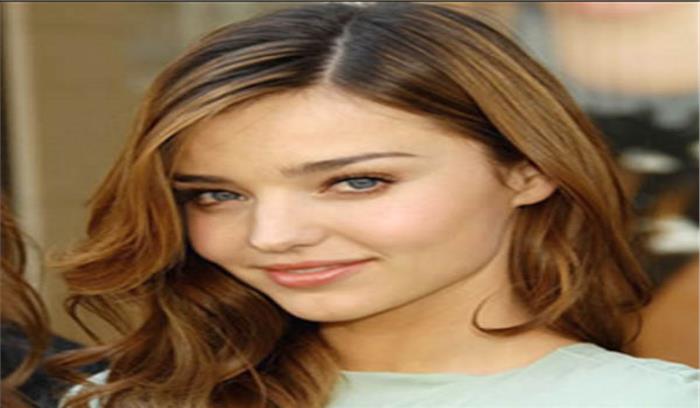 जब मैं समुद्र तट पर होती हूं, चेहरे को रेत से साफ करती हूं : मिरांडा केर