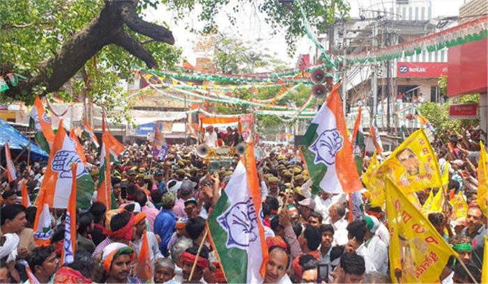 प्रियंका गांधी का मिर्जापुर में रोड शो, कहा दुनिया के सबसे बड़े अभिनेता हैं मोदी