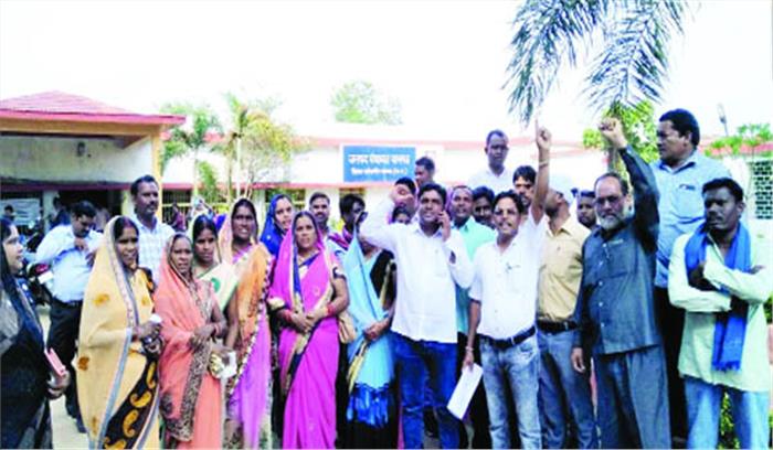 जनपद कार्यालय के मुख्य द्वार पर जनप्रतिनिधियों ने जड़ा ताला